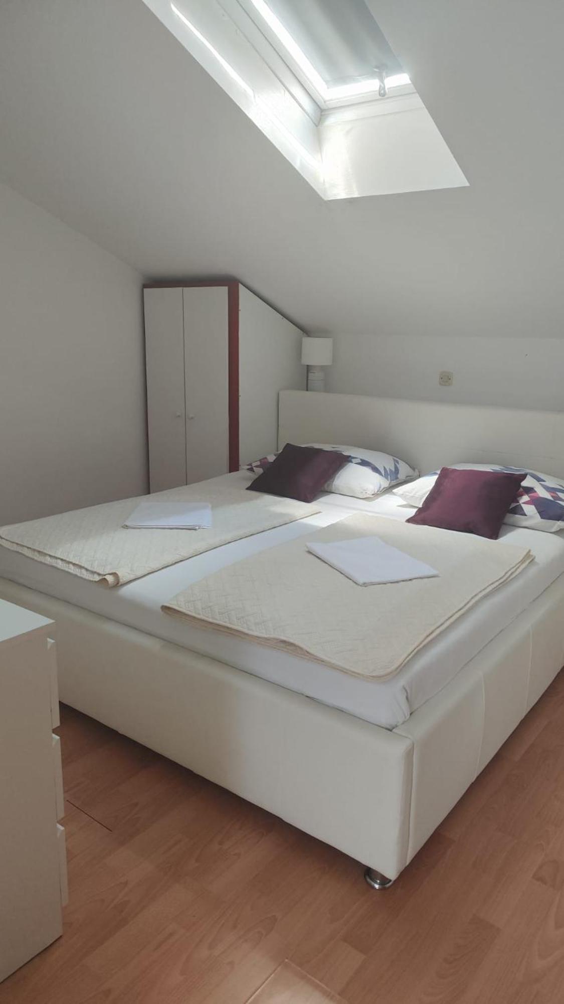 Apartments Suri โวดีเซ ภายนอก รูปภาพ